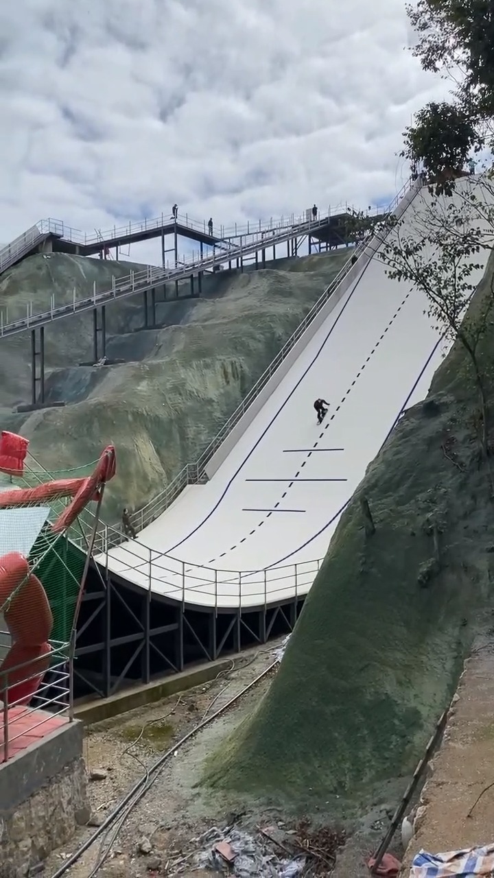 单板滑雪四季旱雪场训练基地极速滑雪