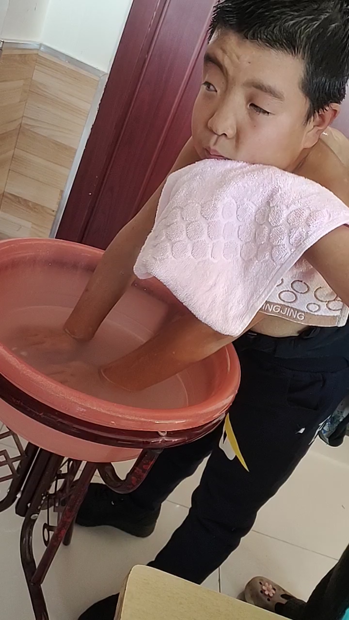 乡村生活#给班里的小黑孩洗洗头