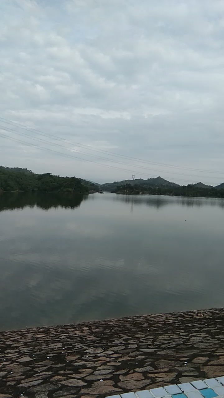 出来河溪水库放松一下心情,青山绿水,远观像一幅美丽的风景画