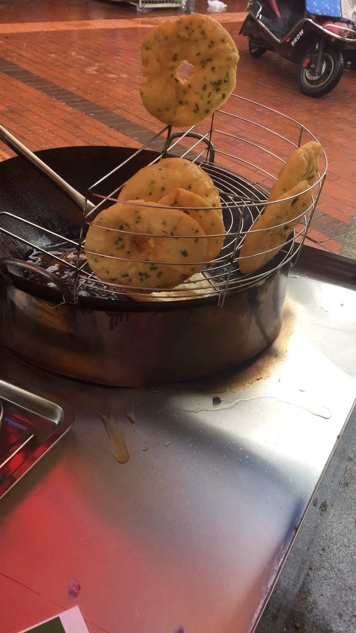 炸葱油饼真好吃