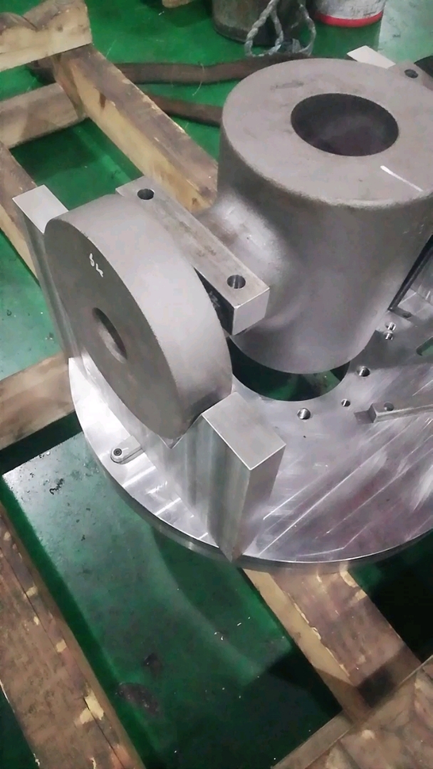 这个阀体工件在数控车床上加工怎么装夹,有没有做过的师傅指点一下