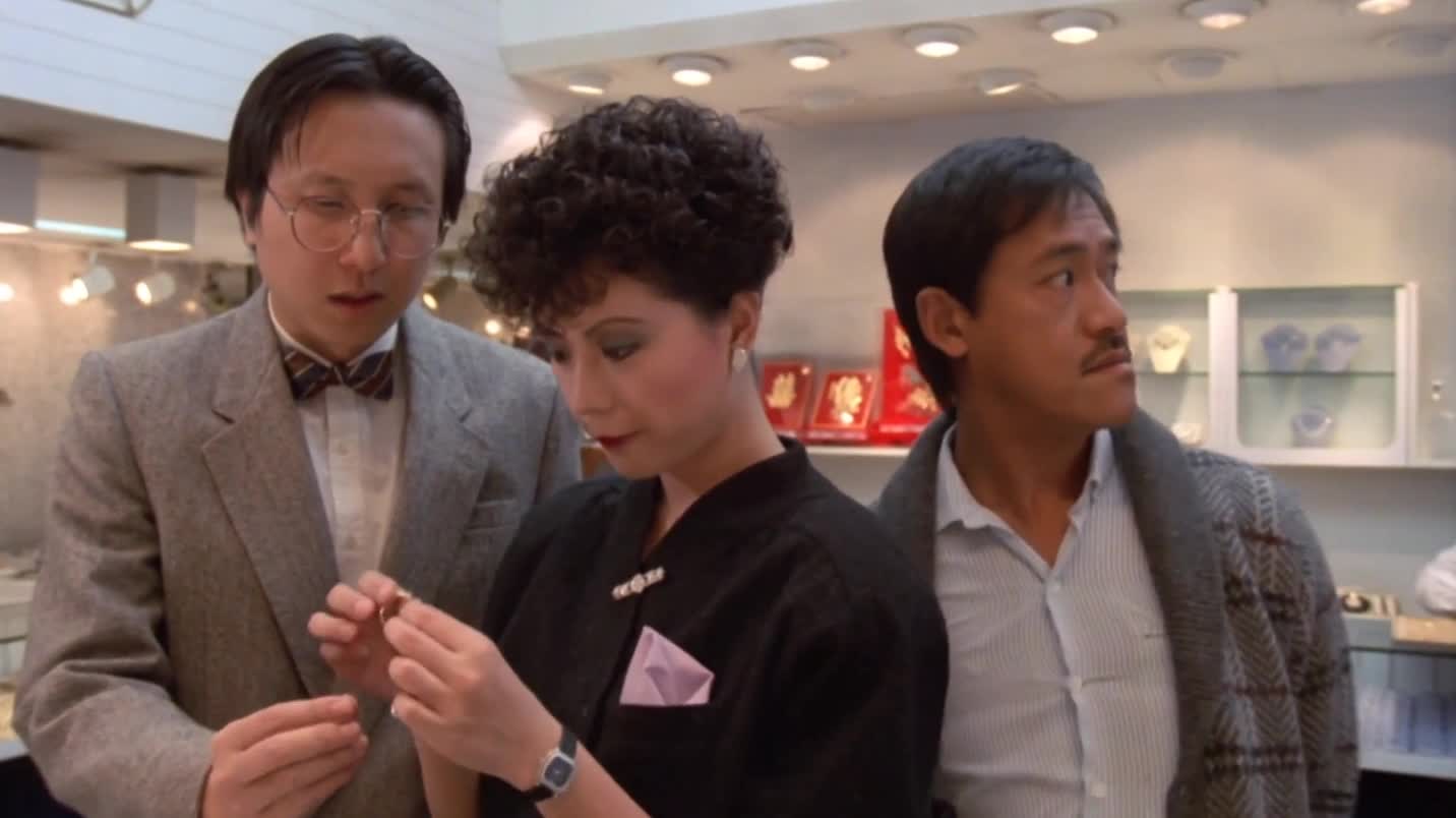 智勇三宝:抢匪来抢劫珠宝,谁知这玻璃那么耐打,斧头都敲不碎