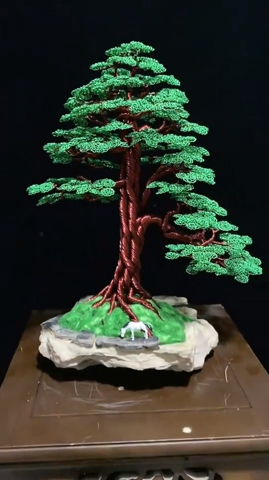 全民手艺人高手在民间大哥徒手做一盆迎客松成品让人惊叹