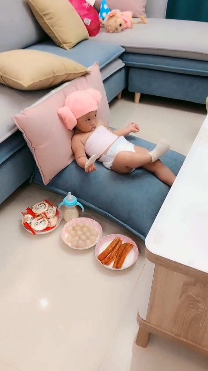 这家伙二郎腿翘的可标准了