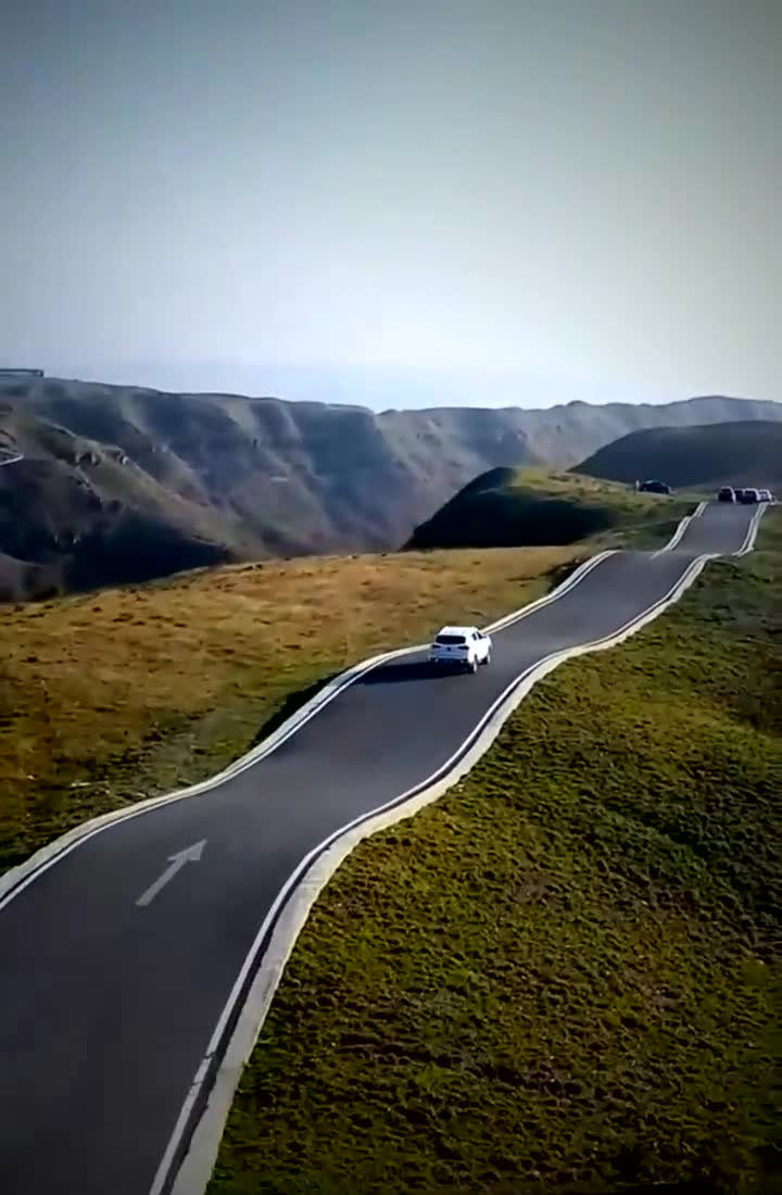 贵州大山里的一条波浪路,比坐过山车还猛
