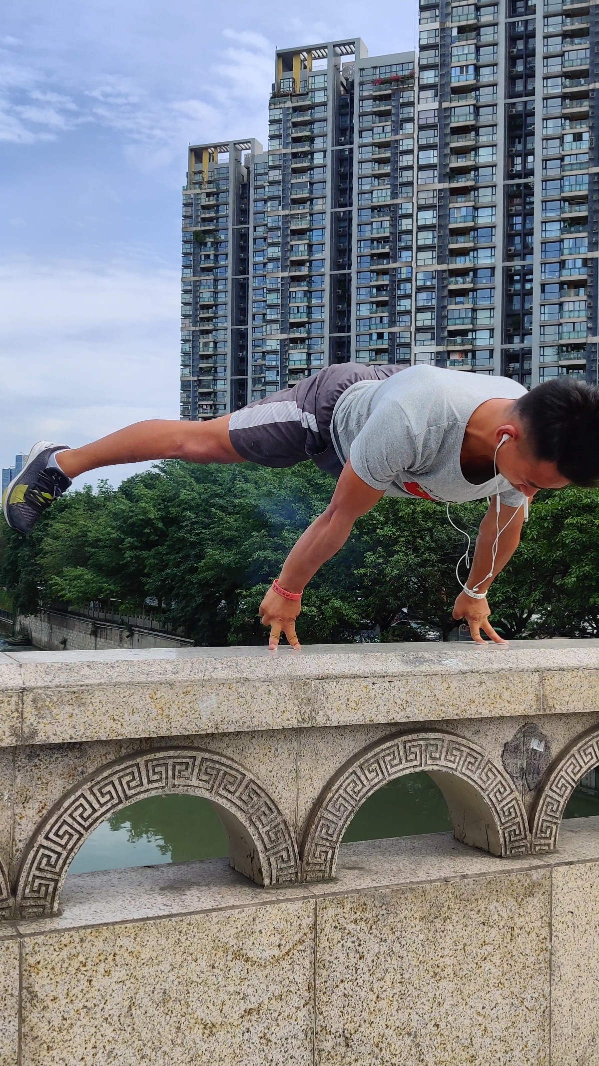 健身#桥上二指 全网第一 不服来战