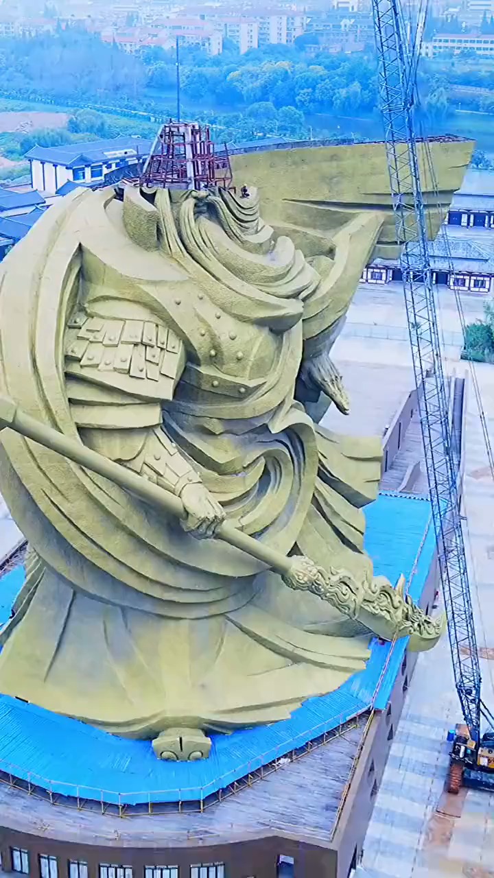 荆州城下再无关公,最大违建关公青铜雕像拆移中,做梦都没想到自己成