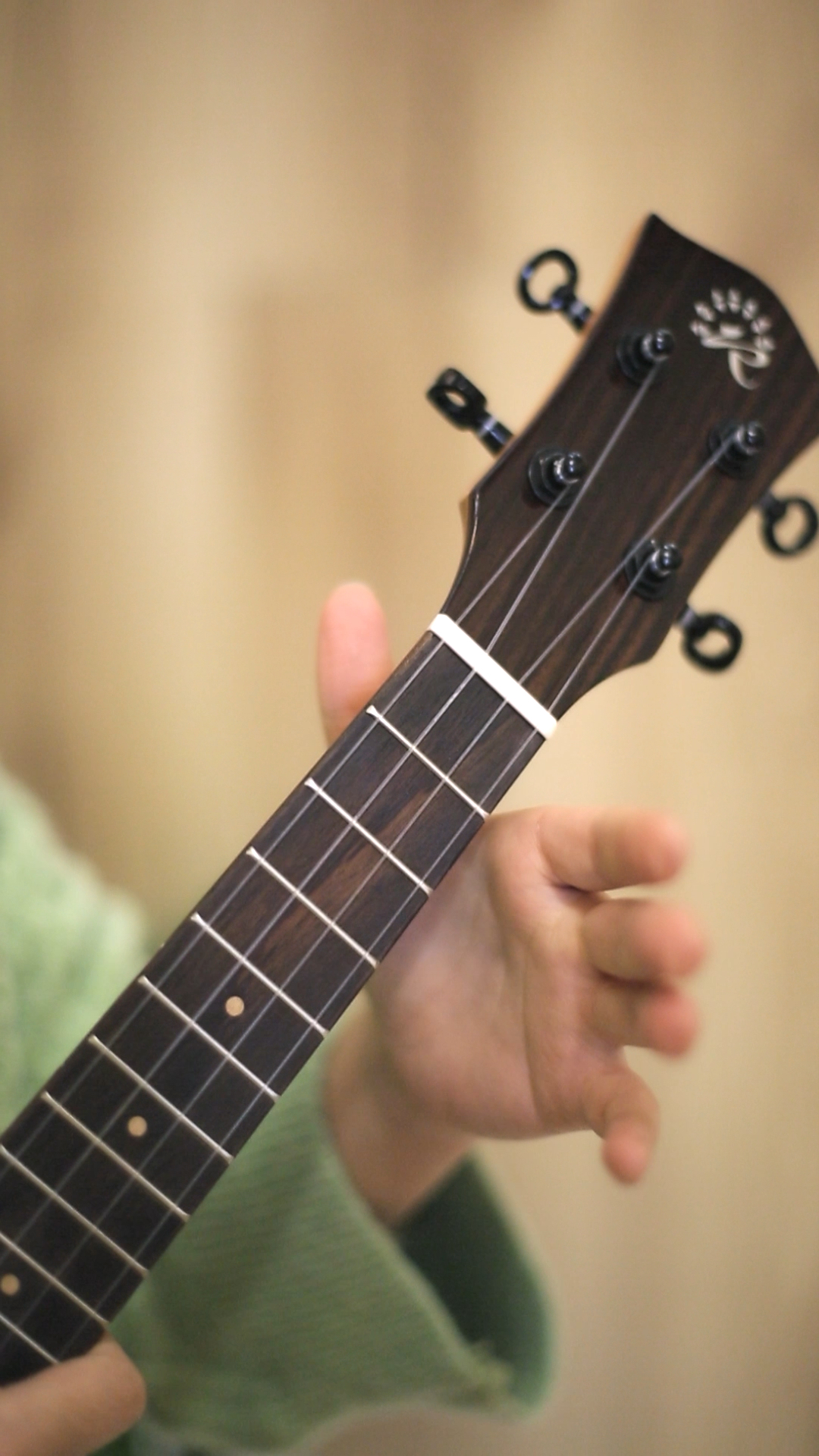 尤克里里的持琴姿势