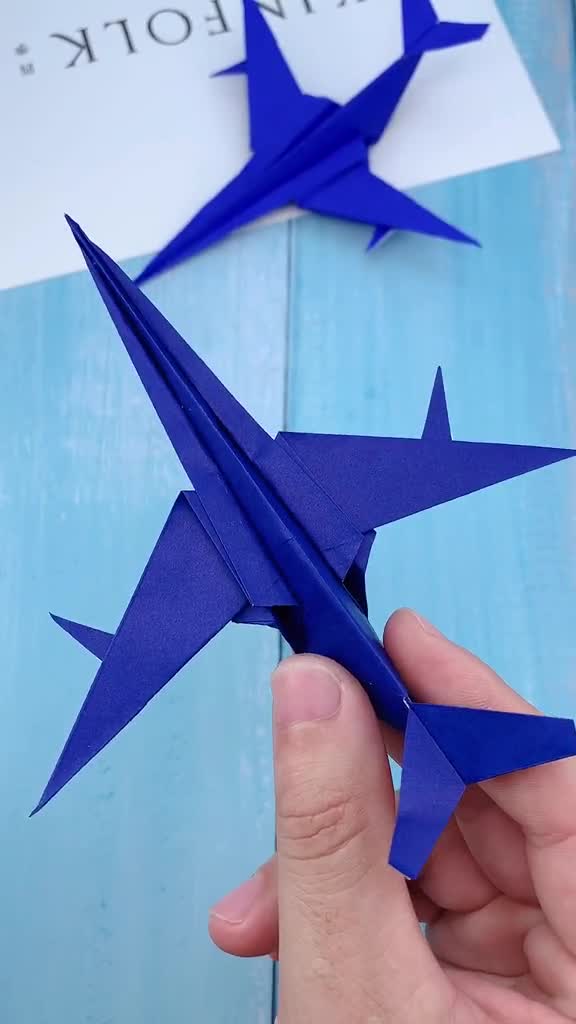 你们要的纸飞机慢教程来啦前面是千纸鹤的折法后面两处需要裁开两侧