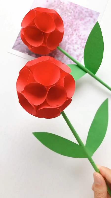 手工教学,用纸折一个圆形的花束-全民小视频