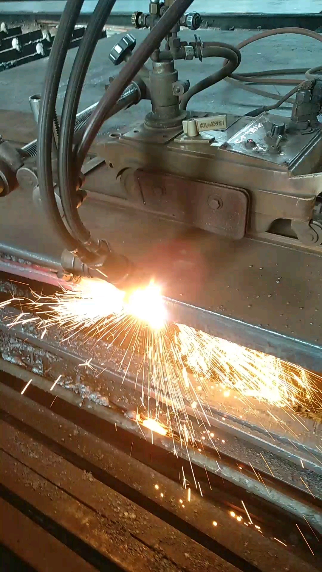 半自动切割40厚焊接坡口.气焊切割高温高危,有毒有害.