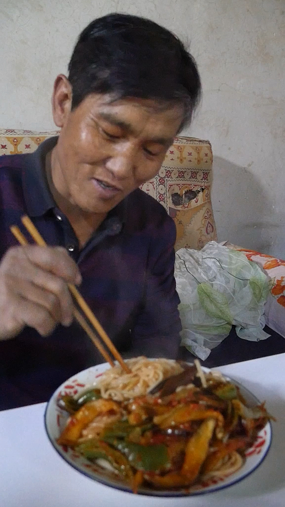 我要上热门#甘肃庄稼人农忙时的午饭,手工挂面配茄辣西,泉哥大口车哪