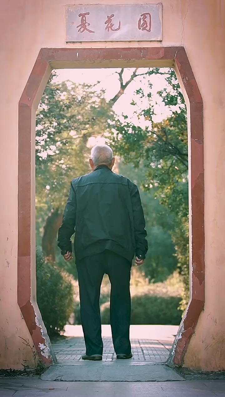 看着老人颤颤巍巍远去的背影,我心在颤抖 请善待家中老人