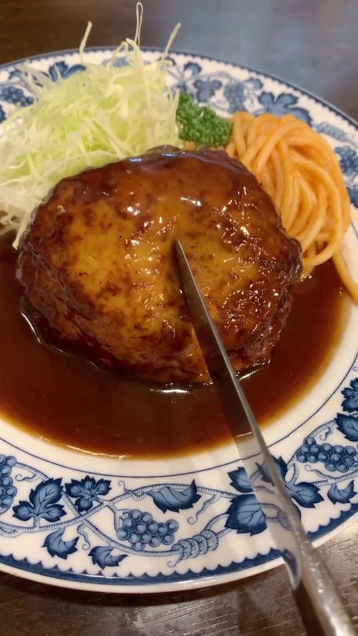 日本街头超有人气的爆汁牛肉汉堡