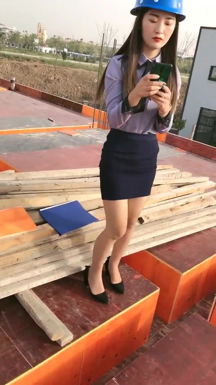工地上刚来的女监理,虽然工资只有三千,但她却依然热爱工作!