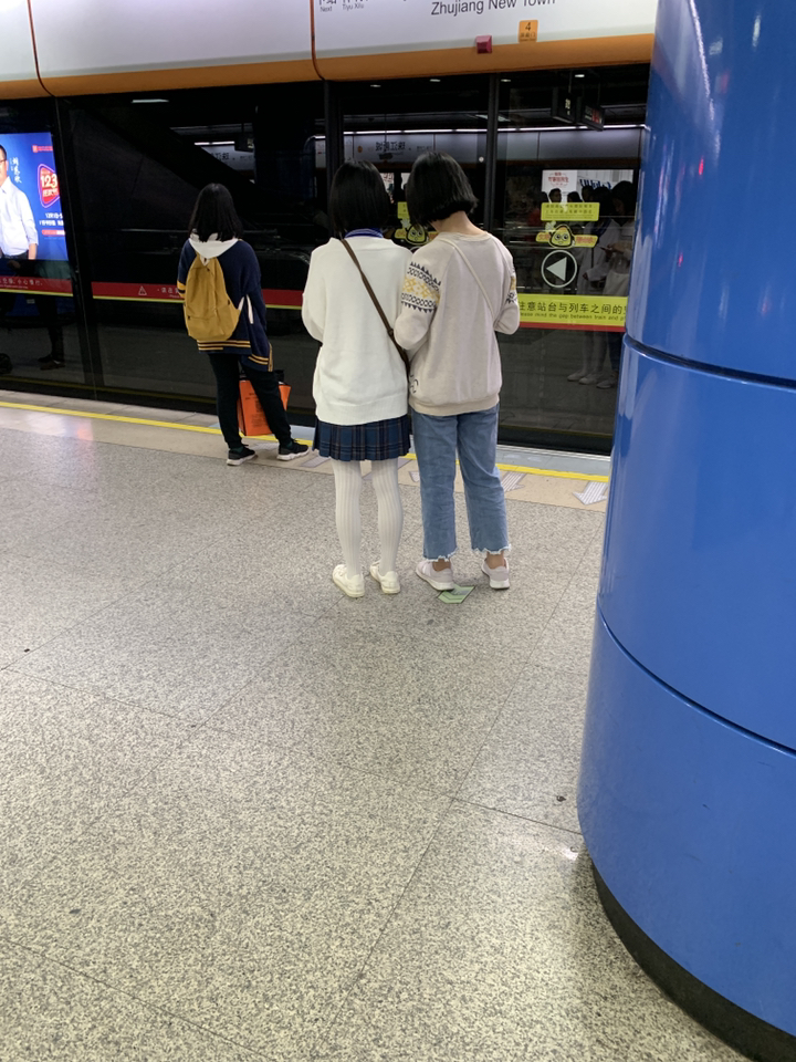 王星越撩衣服露腹肌