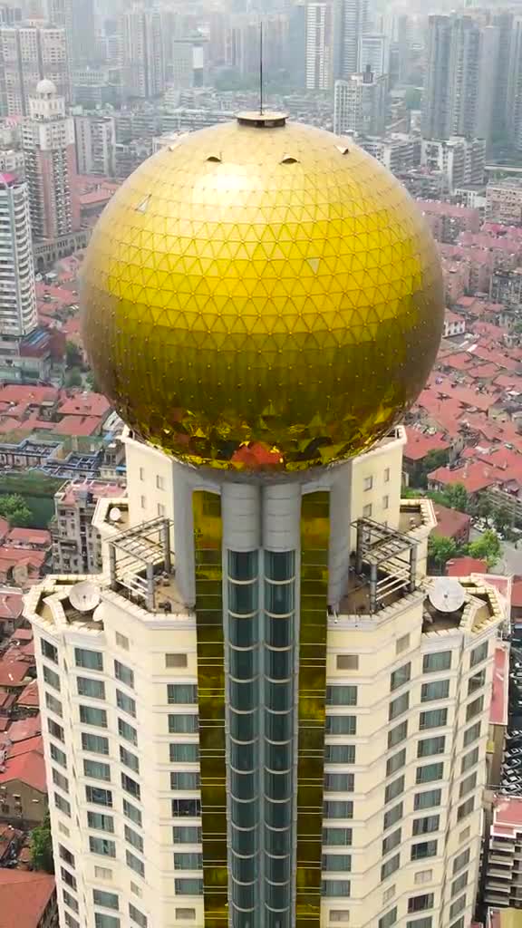 楼顶这个球是做什么的,她男朋友一本正经的回答:蓄水池