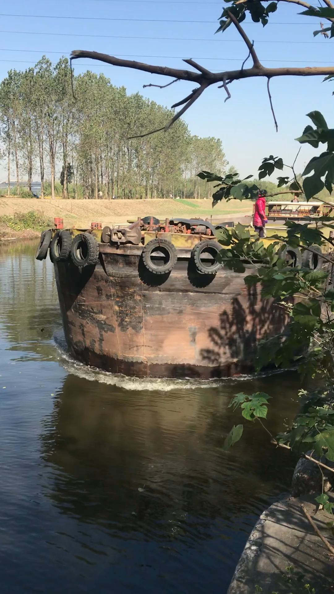 大船过废弃的老闸口,两边间距不到5厘米