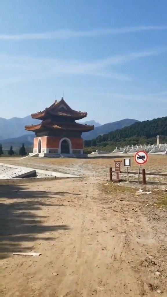 清咸丰皇帝定陵,咸丰皇帝崩于承德避暑山庄终年31岁在位11年.-度小视