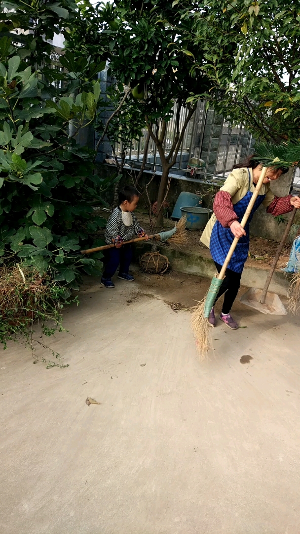 优秀如我#帮奶奶扫地