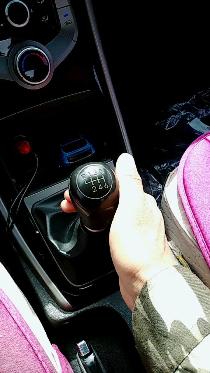 手动挡车型,挂倒档,有几种方法