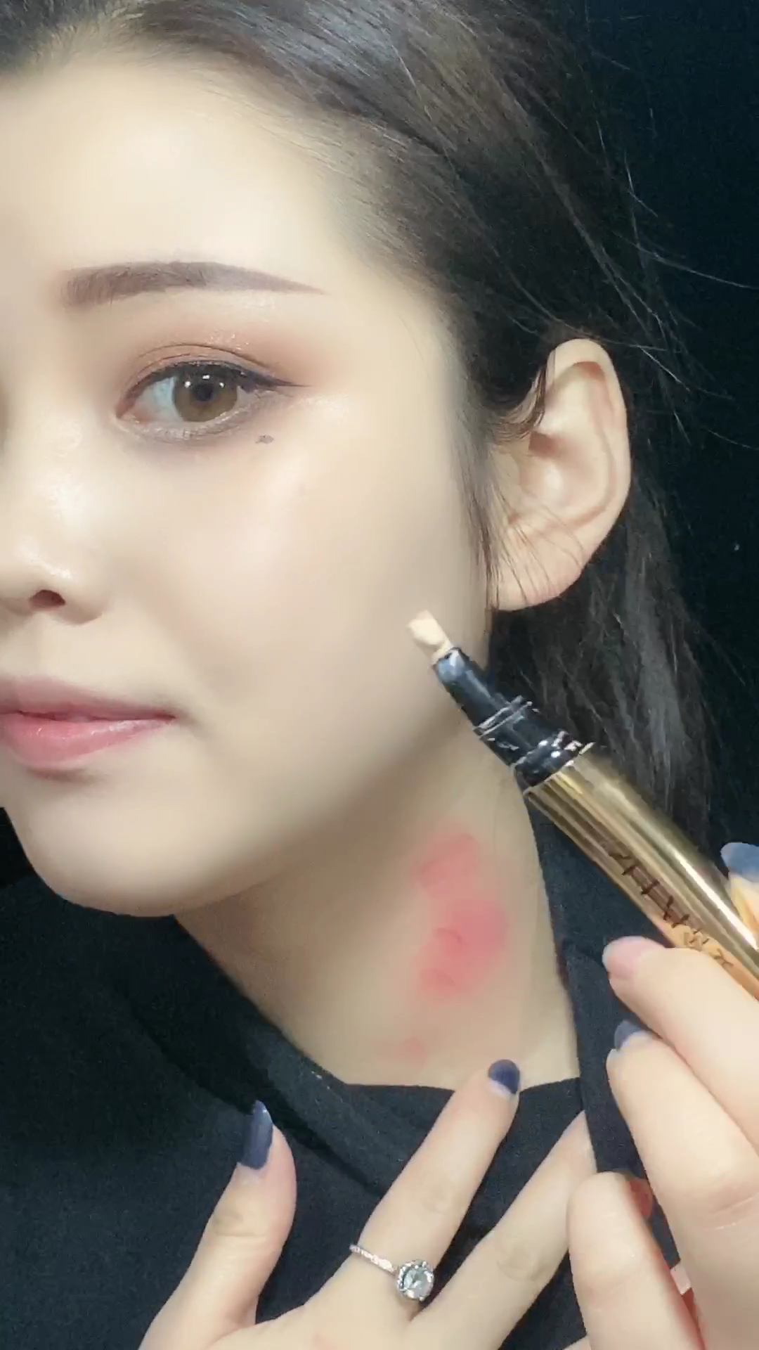 马上要回家了 脖子上的吻痕怕家里人看见