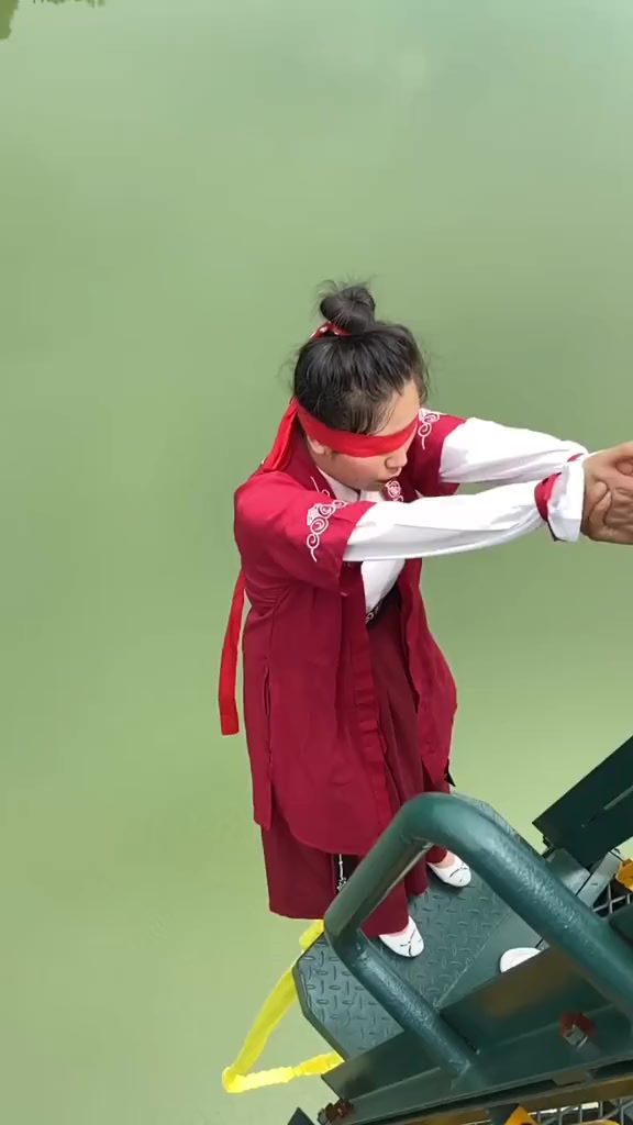 搞笑段子#蹦极我遍寻世间,不解情为何物,遇见你的瞬间方倾悟蹦极小 