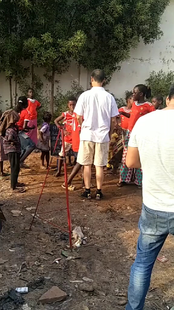 拖鞋哥这是拍视频外加做宣传广告的