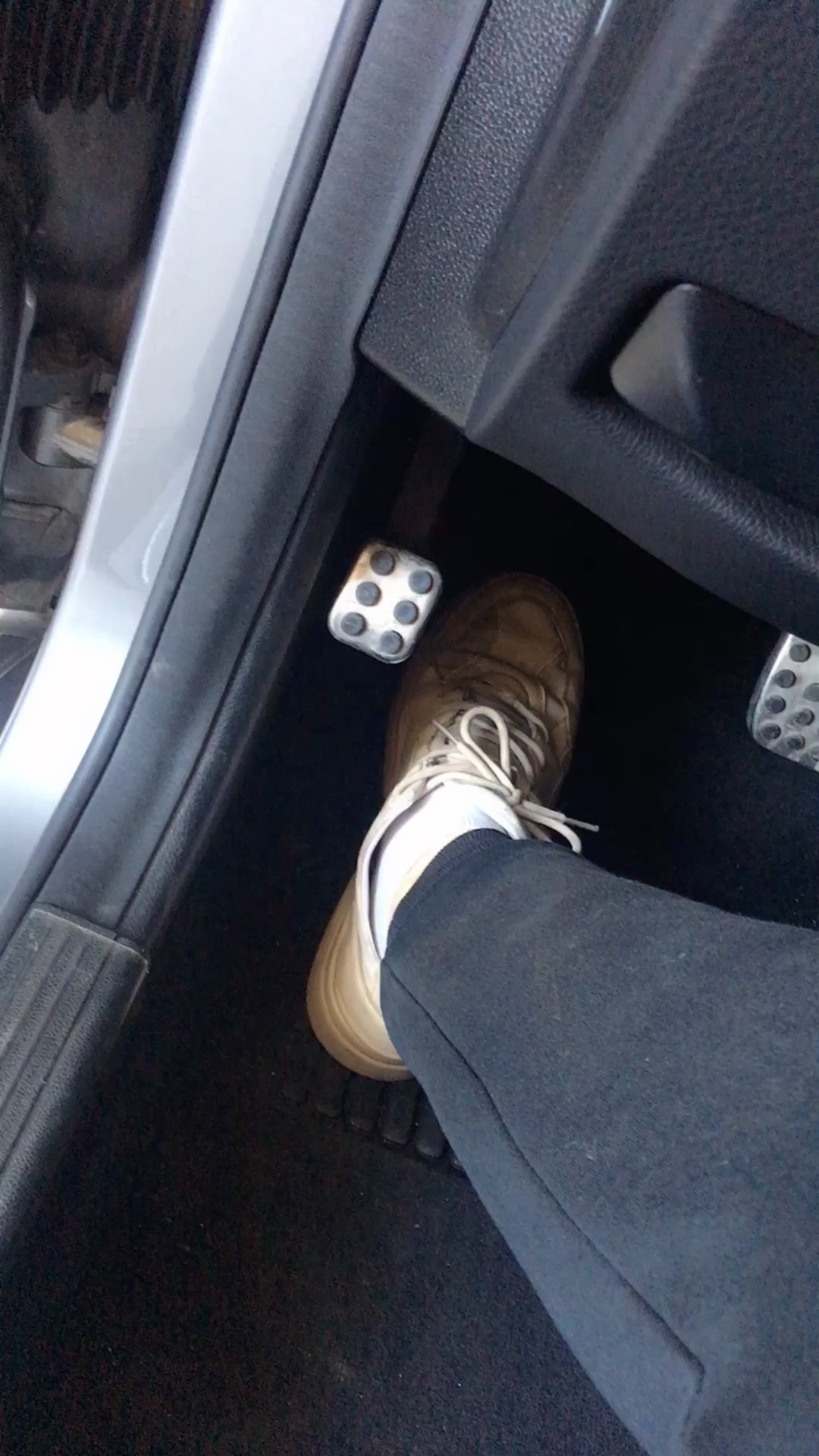 脚刹车千万不要踩的太死 很容易提前报废