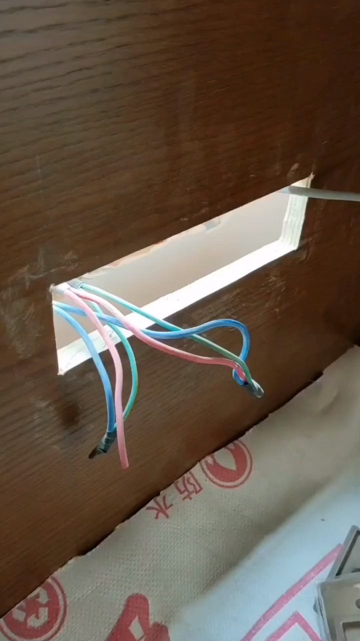 木板插座孔到底是木工开还是电工开