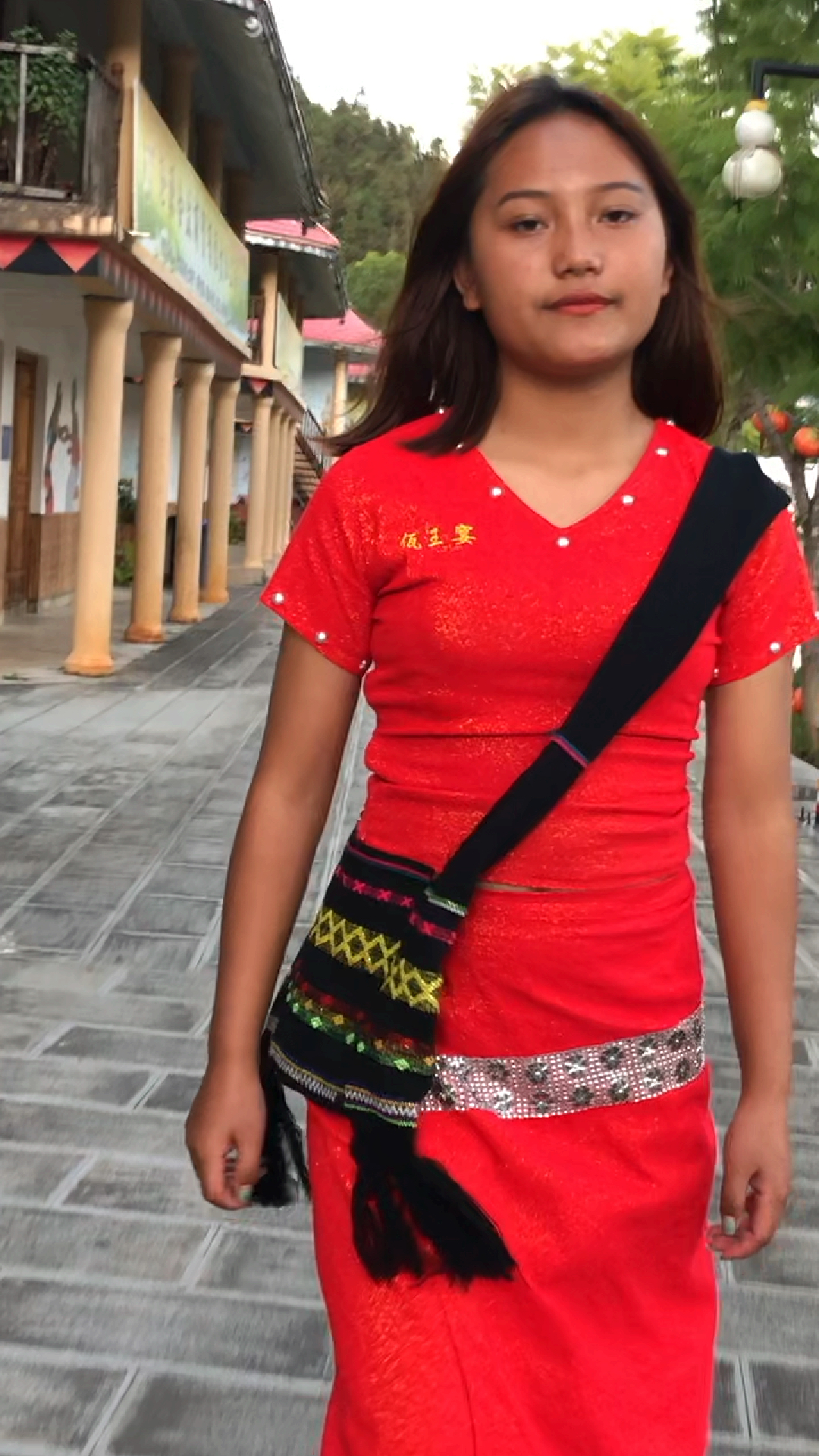 缅甸佤族女孩想热门一次可以吗?