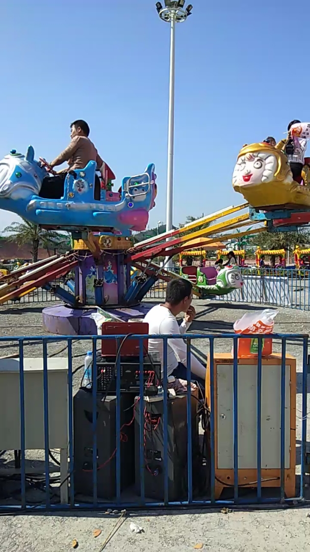 游乐园转动的小飞机请大家点个赞吧!