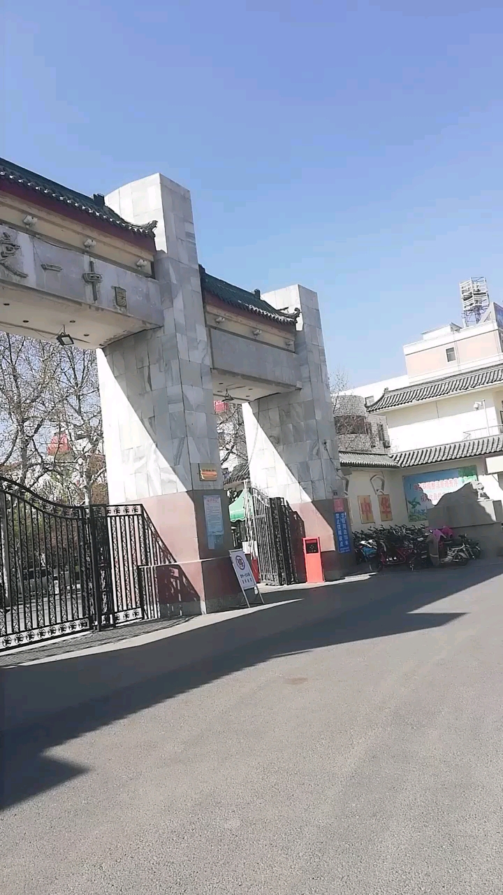 正定一中门口立两个石狮子,嘛意思?