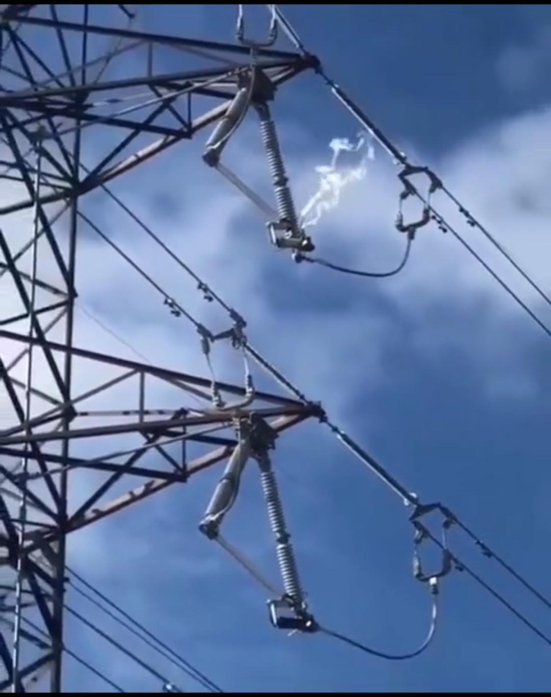 好吓人啊   高压电着火了.