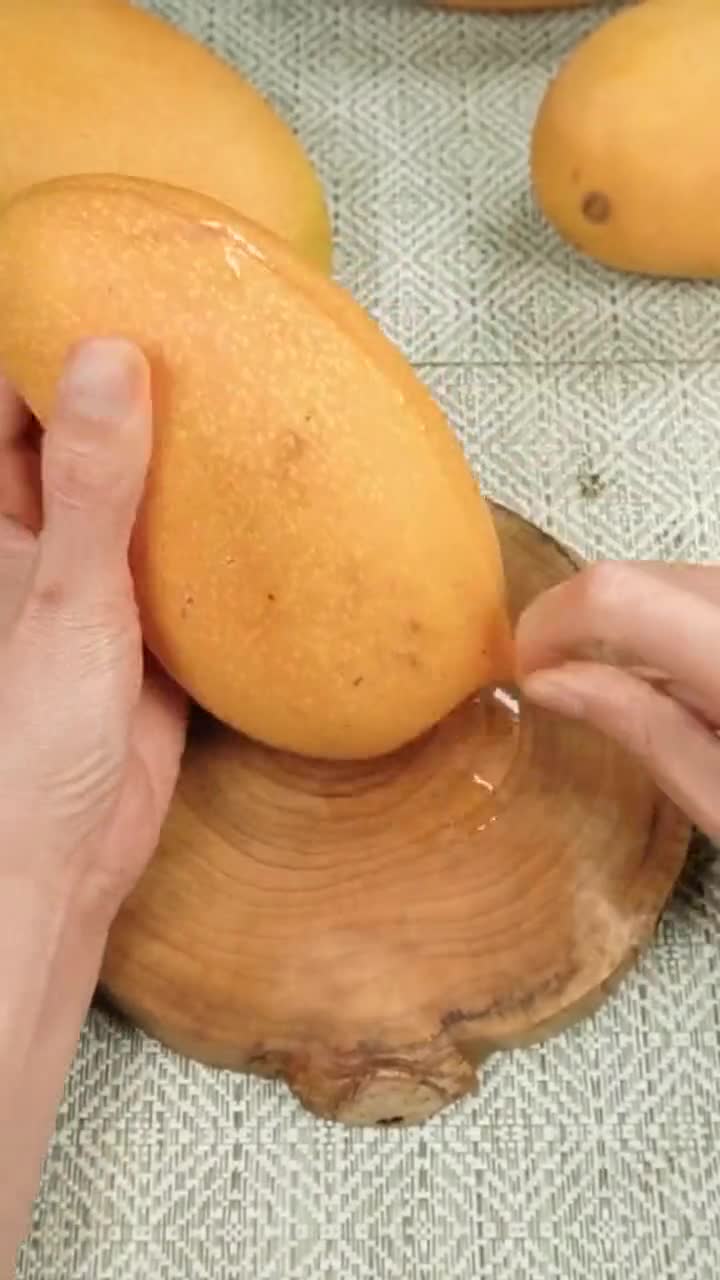 小伙教你剥芒果,只需一根牙签,操作非常简单!