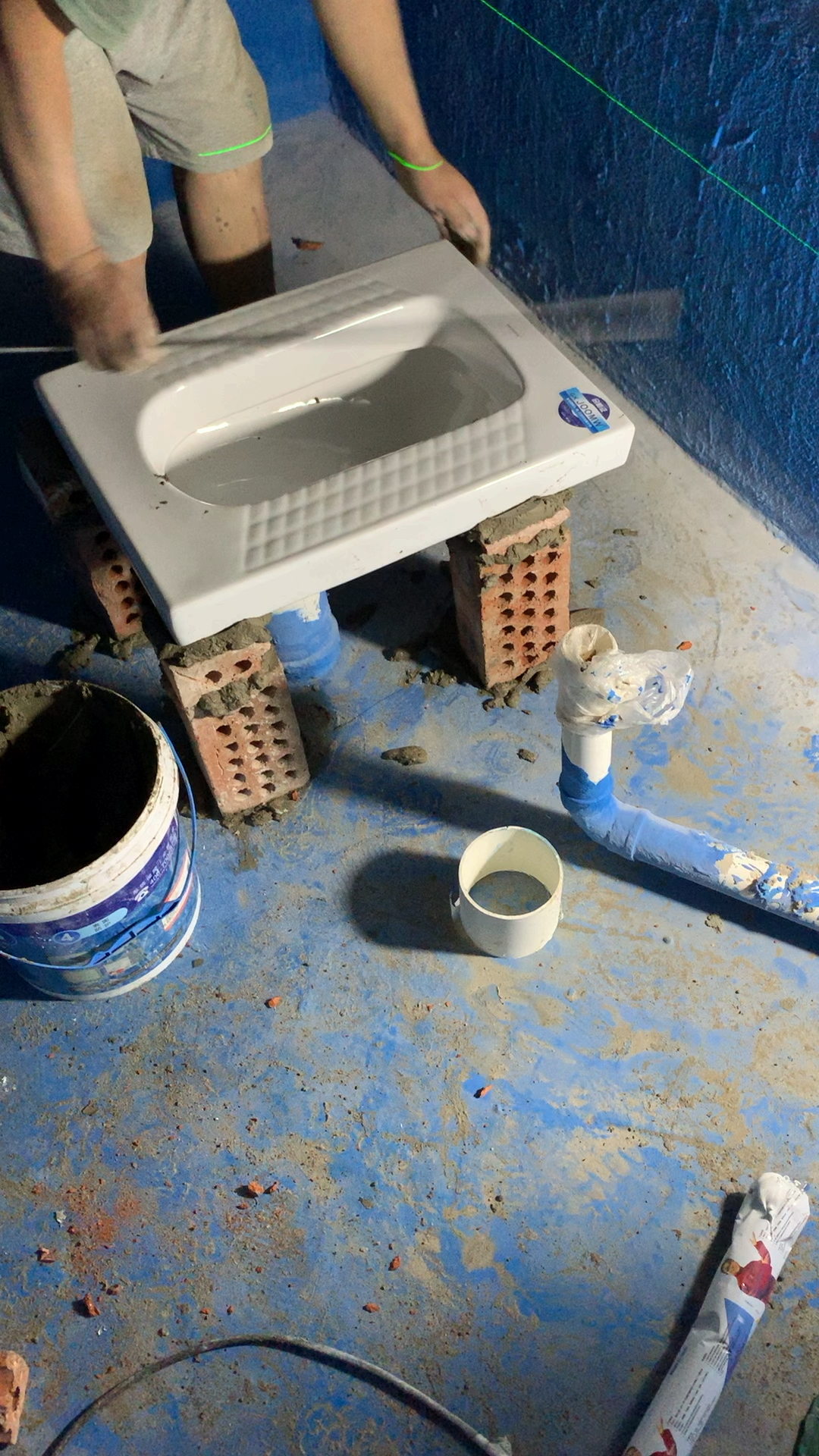 卫生间安装蹲便器施工中