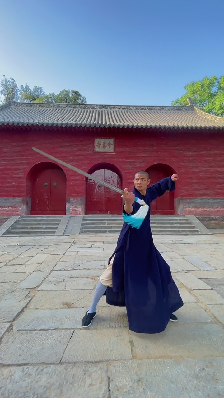 少林功夫#谁说舞剑的只有侠士?少林功夫也能舞出潇洒的招式!
