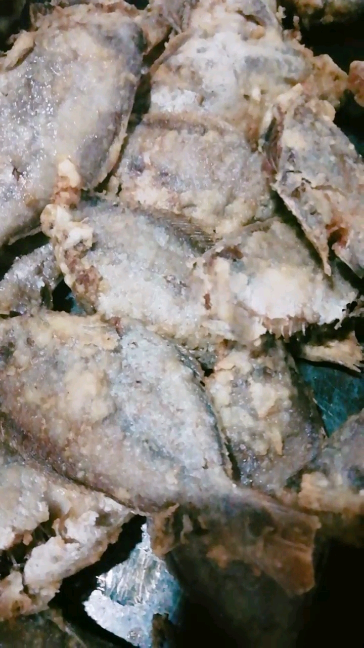 蒜香扒皮鱼炸制