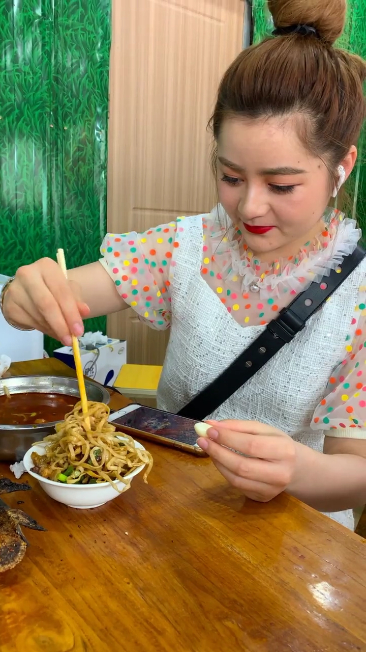 欢迎一根面西施张玲来我家