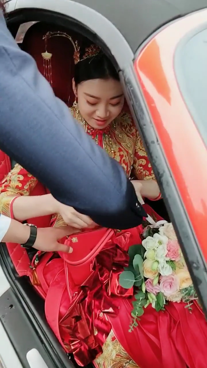 下车礼好几万看新娘子高兴的