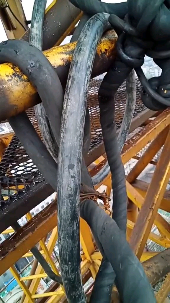 塔吊司机开的塔吊把电缆弄成这样,真是高手.