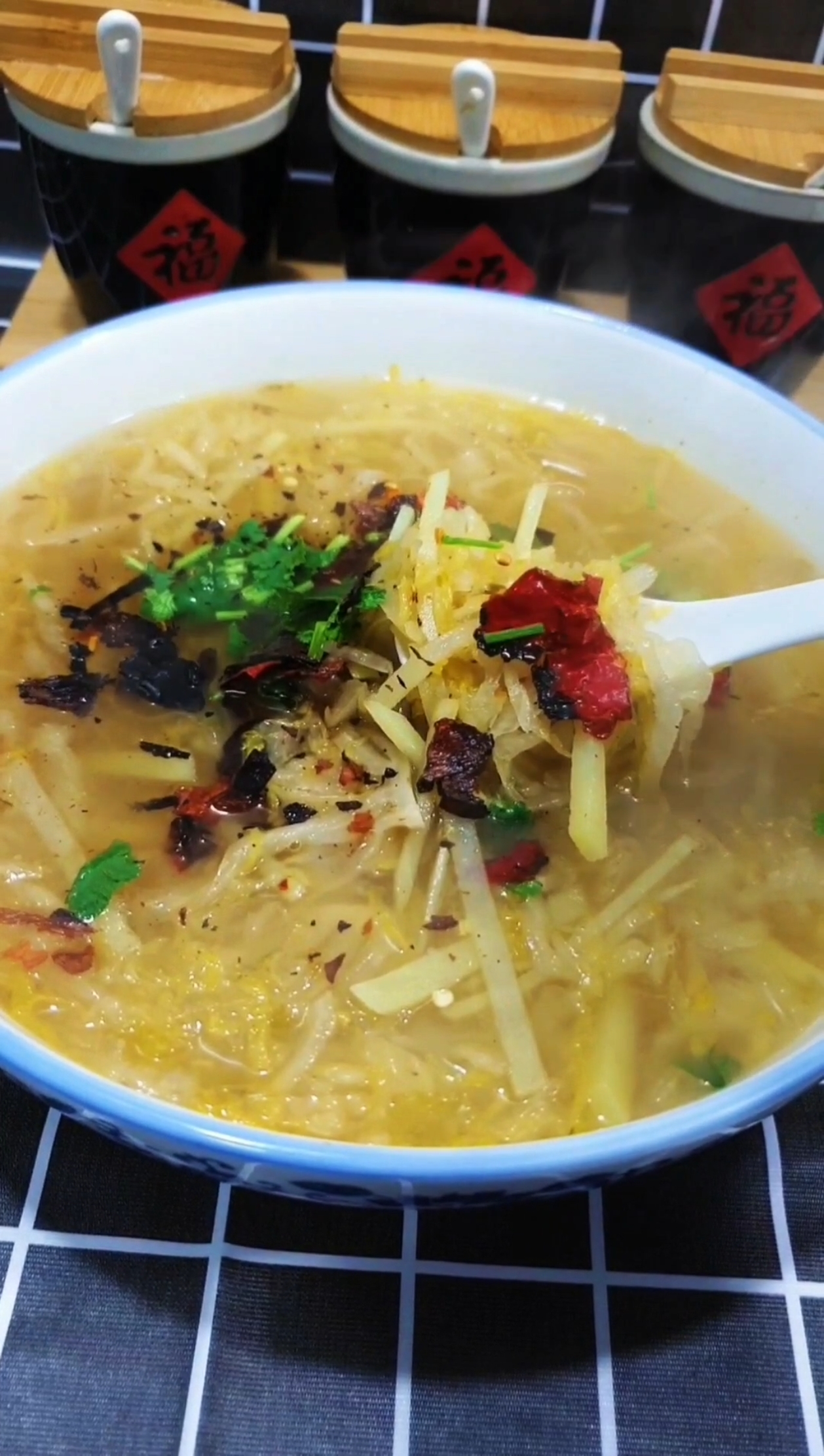 东北酸菜汤老下饭了
