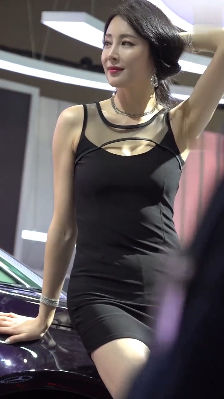 气质优雅的车模,让我心如小鹿死撞