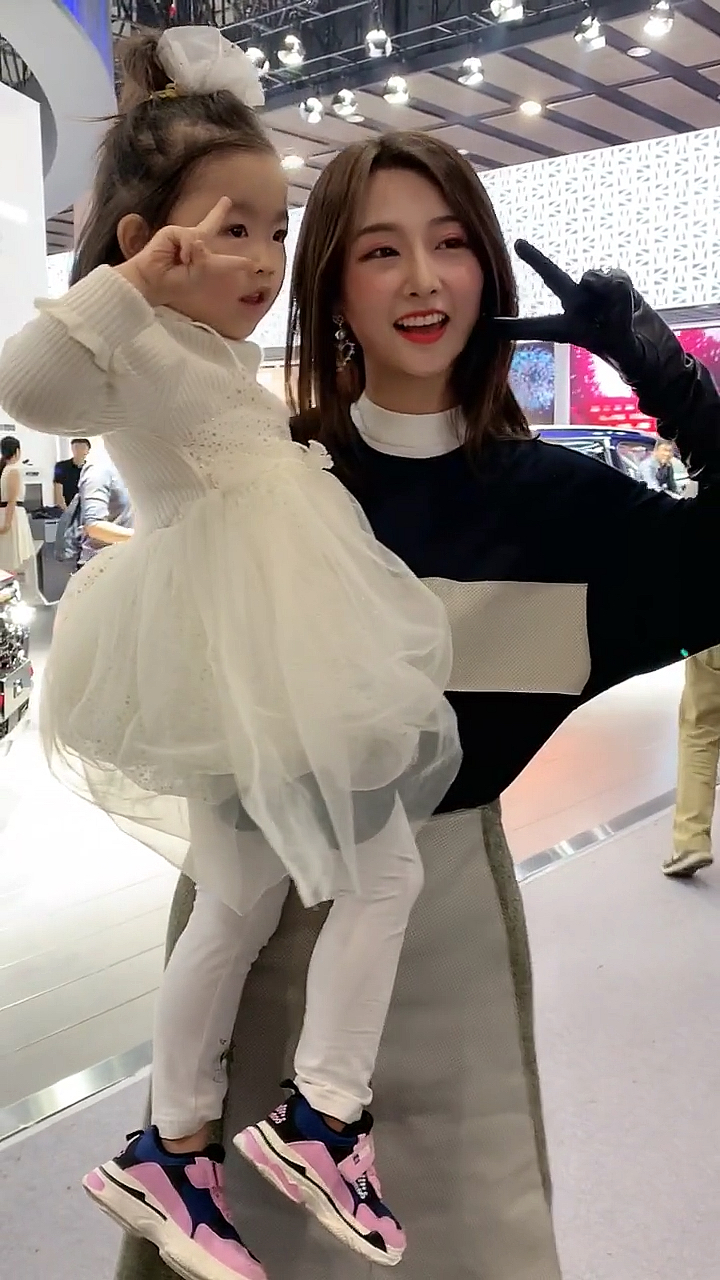 宝贝也喜欢美女姐姐抱抱