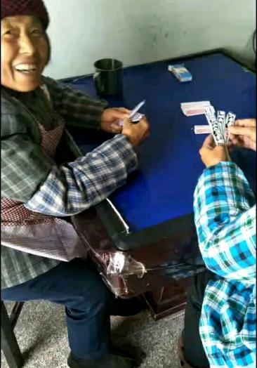 老人打麻将纸牌