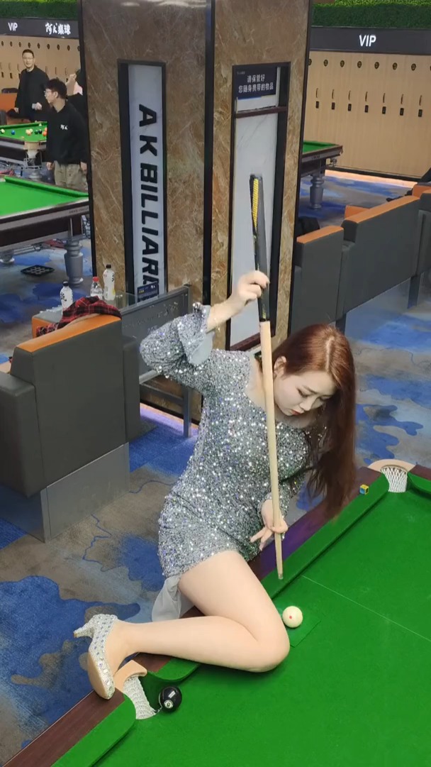 会打台球  而且还是美女