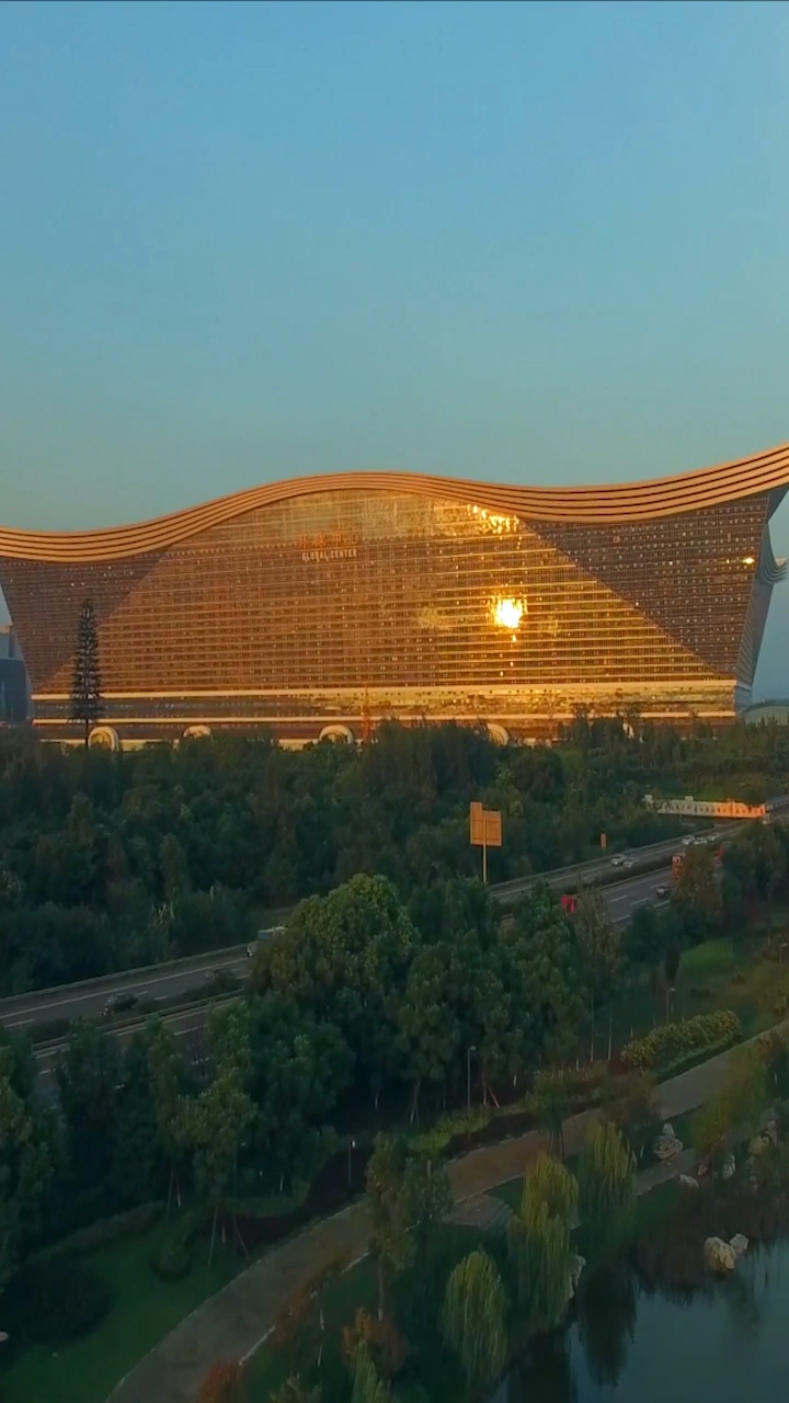 致敬改革开放40周年#世界第一大的单体建筑,夕阳照射下的成都环球