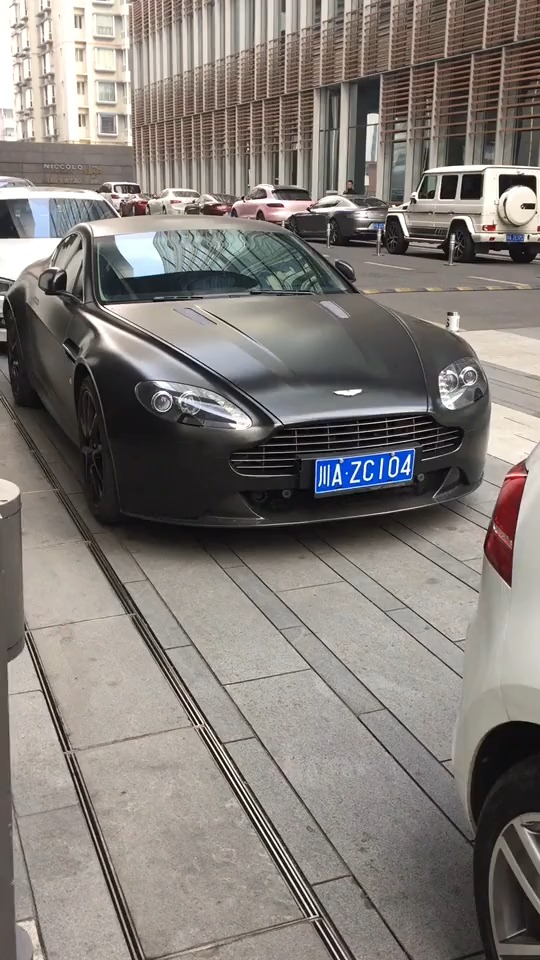 成都热门街拍阿斯顿马丁黑武士