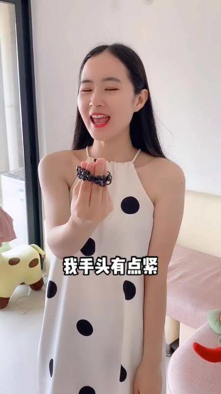 姐,我手头紧,但你给我看你的脚干嘛?