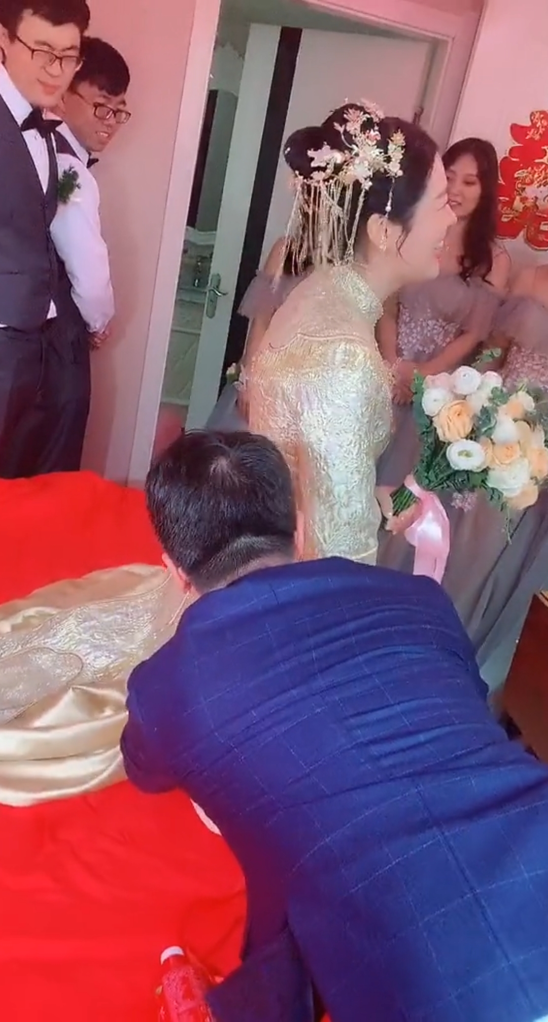 秋游#婚鞋藏在了新娘的裙子底下